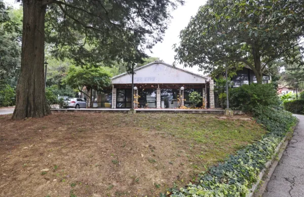 Poslovila se bo  tudi “Mihevčeva” restavracija Primorka. Zamenjal  
jo bo   nastanitveni objekt z  bazenom. 