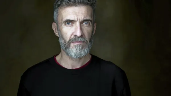 Mark  O'Halloran je avtor komične drame Pogovori o seksu, ki jo bodo decembra 
uprizorili v SNG Nova Gorica. 