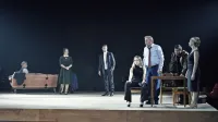 Osrčje Vojnovićeve komične drame   V iskanju izgubljenega jezika  je odnos bratov, ki sta se v mladosti razšla in živita vsak na svoji strani slovensko-italijanske meje.   