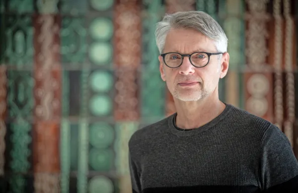 Primož Ekart tokrat s SSG Trst sodeluje kot režiser predstave Svinje. 