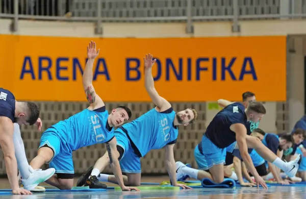 Košarkarska reprezentanca vadi v dvorani Bonifika, v ospredju sta 
Matic Rebec in Jaka Blažič.