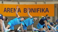 Košarkarska reprezentanca vadi v dvorani Bonifika, v ospredju sta 
Matic Rebec in Jaka Blažič.