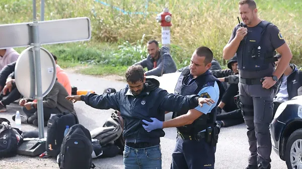 Letos je slovenska policija zabeležila že 43.058 nezakonitih prehodov državne meje, od tega kar 41.863 iz 
Hrvaške. 


