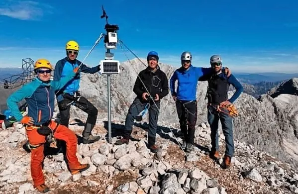 Novo meteorološko postajo na Malem Kaninu so postavili (z leve) 
Renato R. Colucci, Luca Ziani, Marco Virgilio ( vsi iz SMAA), Marco 
DI Lenardo (PNPG) in Marco Basso Bondini (SMAA).