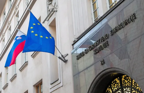 Na Zavodu za zdravstveno zavarovanje Slovenije ocenjujejo, da 
bodo zaradi dviga plač zaposlenim v zdravstvu prihodnje leto  iz 
proračuna potrebovali vsaj dodatnih 46 milijonov evrov.