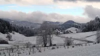 Dopoldanske petkove razjasnitve so na nebo priklicale nekaj 
sončnih žarkov, a se je ohladitev nadaljevala s poplesavanjem 
snežink.
