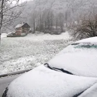 Medtem ko je na Vojskem zapadlo dobrih deset centimetrov 
snega, ga v niže ležečih krajih ni dovolj niti za kakšnega majhnega 
snežaka.