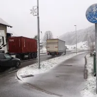 Petkovo sneženje ni povzročalo  nevšečnosti na cestah, a je že v 
noči na soboto napovedana občutnejša ohladitev in z njo poledenitev.
