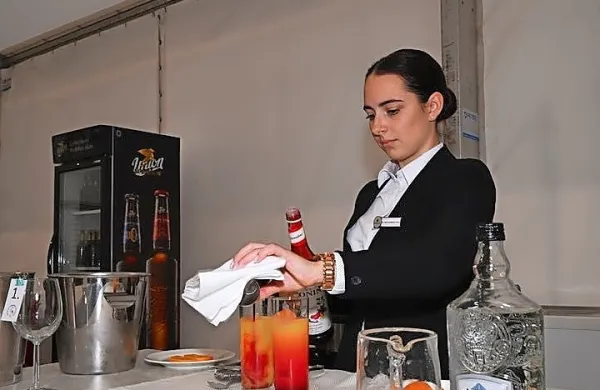    Neža Nusdorfer Černe je za mešanje pijač   prejela  srebrno  priznanje.