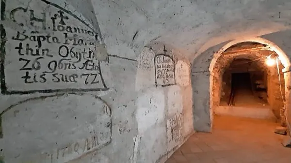 Podzemne kripte z obokanimi stropi pod cerkvijo sv. Ignacija na 
Travniku, pod stolnico in pod cerkvijo Karla Boromejskega skrivajo  
tudi številne latinske napise. 