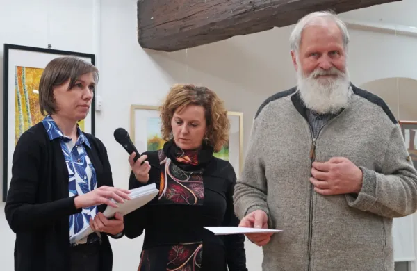 Na zaključnih srečanjih bralne akcije gostujoči pisatelji s 
knjižničarji podelijo priznanja sodelujočim. V Idriji so ga prijeli iz 
rok imenitnega dr. Karla Gržana.