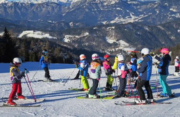 Predprodaja vozovnic za SC Cerkno poteka prek spleta in v hotelu 
v Cerknem. Cene so ohranili na ravni lanskih.