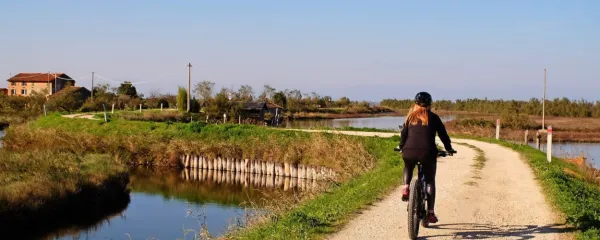 Globoko v beneško laguno se lahko s kolesom odpravite tudi brez uporabe ladijskega prevoza.