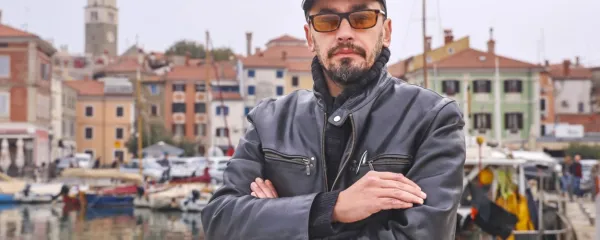 Anton Nesmijanov že dve leti in pol živi v Izoli, ki je zares postala 
njegov dom. 