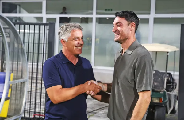 Kateri od trenerjev bo boljše volje danes popoldne? Koprski Oliver 
Bogatinov (levo) ali celjski Albert Riera?