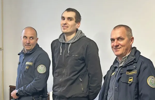 Ireneja Bizjaka na ljubljansko okrajno sodišče pripeljejo pravosodni policisti iz koprskega zapora.