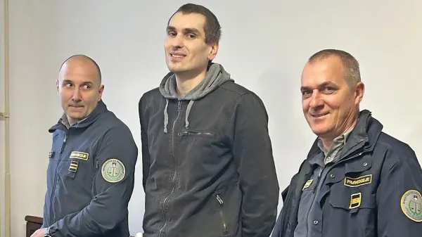 Ireneja Bizjaka na ljubljansko okrajno sodišče pripeljejo pravosodni policisti iz koprskega zapora.