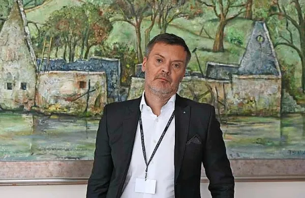 Po zamenjavi oblasti leta 2022 so med prvimi odstavili direktorja 
urada za preprečevanje pranja denarja Damjana Žuglja. S čim se 
ukvarja danes, ni znano. 