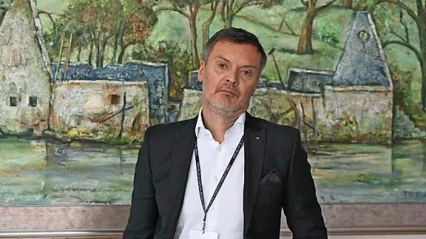 Po zamenjavi oblasti leta 2022 so med prvimi odstavili direktorja 
urada za preprečevanje pranja denarja Damjana Žuglja. S čim se 
ukvarja danes, ni znano. 