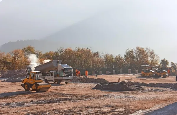 Kolektor Koling v dogovoru z občino na svoje stroške na Žarščah 
ureja teren za postavitev šotora za športno vadbo učencev. 