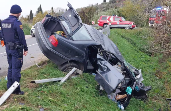 V nesreči se je huje poškodoval 19-letni Avstrijec, ki je kot sopotnik 
sedel na sprednjem sedežu.