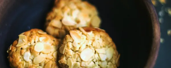  

Če testo preveč gnetemo, bodo piškoti trdi.

