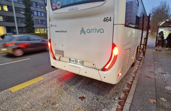 Avtobus, na katerem so se potniki peljali v mrazu.