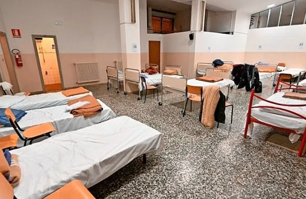 V zadnjih desetih mesecih je v Ulici sant’Anastasio noč preživelo 
1571 oseb iz 39 držav.