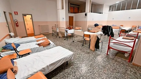 V zadnjih desetih mesecih je v Ulici sant’Anastasio noč preživelo 
1571 oseb iz 39 držav.