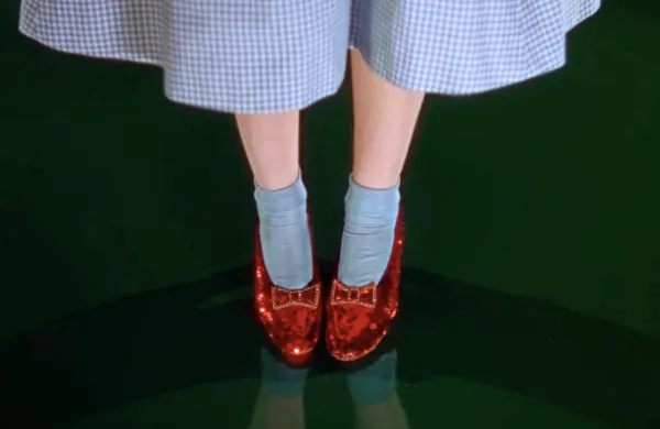 Originalni par čevljev, ki jih je v filmu Čarovnik iz Oza nosila Judy 
Garland bodo od 28. novembra do 5. decembra postavili na ogled v 
Londonu,  7. decembra pa jih bodo prodajali na dražbi v Los Angelesu. 

