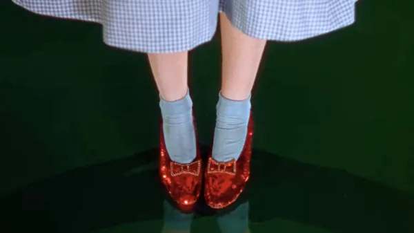 Originalni par čevljev, ki jih je v filmu Čarovnik iz Oza nosila Judy 
Garland bodo od 28. novembra do 5. decembra postavili na ogled v 
Londonu,  7. decembra pa jih bodo prodajali na dražbi v Los Angelesu. 

