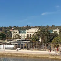 Pogled z  morja  na  pogorišče, v  ozadju  je hotel  Kempinski 