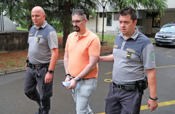 Hristijan Bozov (desno)  se je na  koprskem  sodišču  branil, da se  ne spomni 
napada, ampak samo krvavih rok in noža.