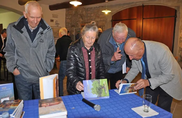 Ivan Sivec (desno) med podpisovanjem posvetila v izvode ene od  
svojih knjig.
