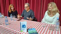  Mohamad Abdul Munem v Gračišču, kjer je minuli petek pred 
izbrano družbo v pogovoru s Tinkaro  Vukadinović Kastelic (levo) in 
Vesno Mikolič spregovoril tako o svoji poti do nas kakor o 
pesnjenju in pisanju, ki ga spremljata vse življenje. 