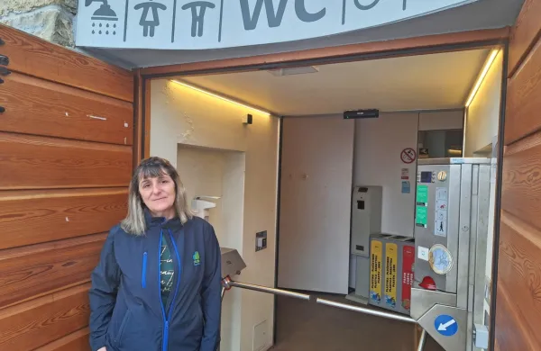 Za javne sanitarije  nasproti avtobusne postaje v Piranu, ki so 
dobile najvišjo oceno v občini, že šest let skrbi Ajša. 

  