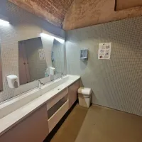 Notranjost piranskih javnih sanitarij