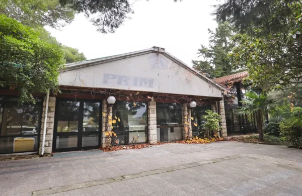 Nekdanja znana restavracija Primorka se bo morala umakniti 
luksuznim stavbam.