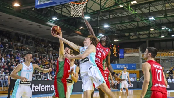 V izbrani vrsti se je izkazal eden od debitantov Žiga Daneu (z žogo), 
levo je Matic Rebec.