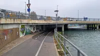 Kjer Badaševica občasno poplavlja, je  rob obalnega zidu najnižji.