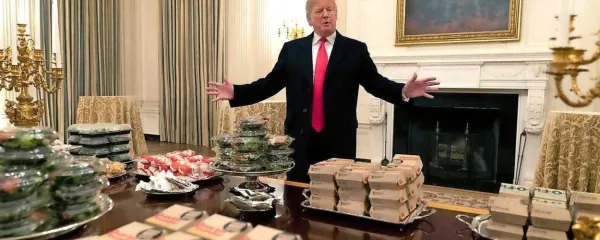  Na sprejemih v Beli hiši so v prvem Trumpovem mandatu gostom 
često postregli kar s hitro hrano.