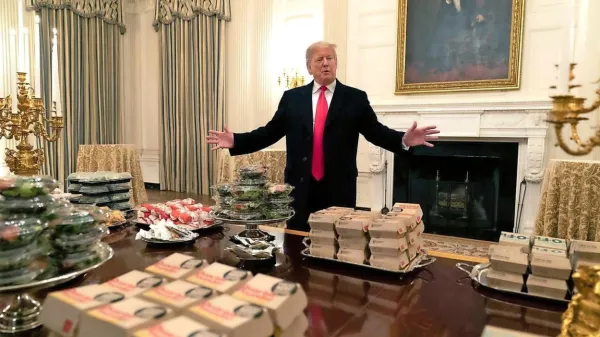  Na sprejemih v Beli hiši so v prvem Trumpovem mandatu gostom 
često postregli kar s hitro hrano.