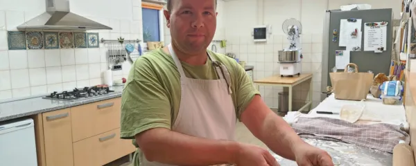 Martin Hreščak peče  kruh na star način, po istrski recepturi, 
piškote in grisine, ki mu vzamejo največ časa.