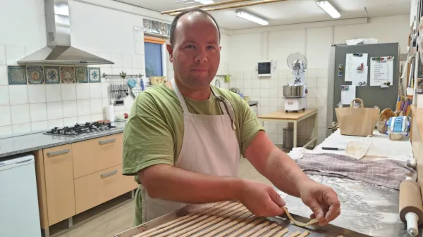 Martin Hreščak peče  kruh na star način, po istrski recepturi, 
piškote in grisine, ki mu vzamejo največ časa.