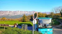Avtobus Arrive, s katerim se vozijo  tudi dijaki in starejši z Goč, od 
septembra ustavlja kar na  državni cesti. 
