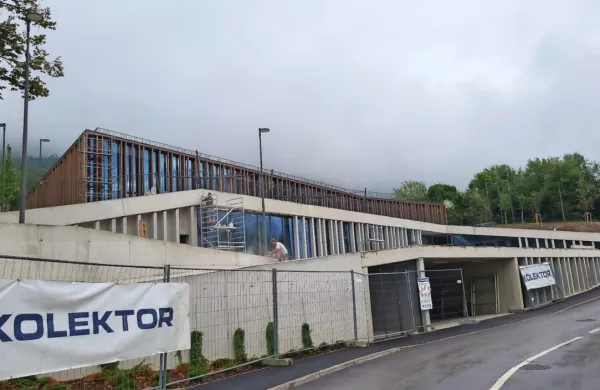 Gradnja dvorane se bo predvidoma zavlekla    še za eno leto.