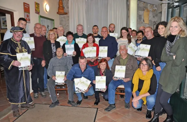 Udeleženci  tradicionalnega ocenjevanja žganj in likerjev.