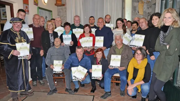 Udeleženci  tradicionalnega ocenjevanja žganj in likerjev.