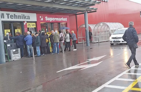 Nekateri kupci so prišli na ogled ponudbe, drugi pa po točno 
določene izdelke, za katere je treba odšteti večje zneske.