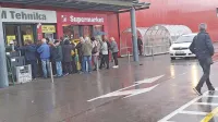 Nekateri kupci so prišli na ogled ponudbe, drugi pa po točno 
določene izdelke, za katere je treba odšteti večje zneske.